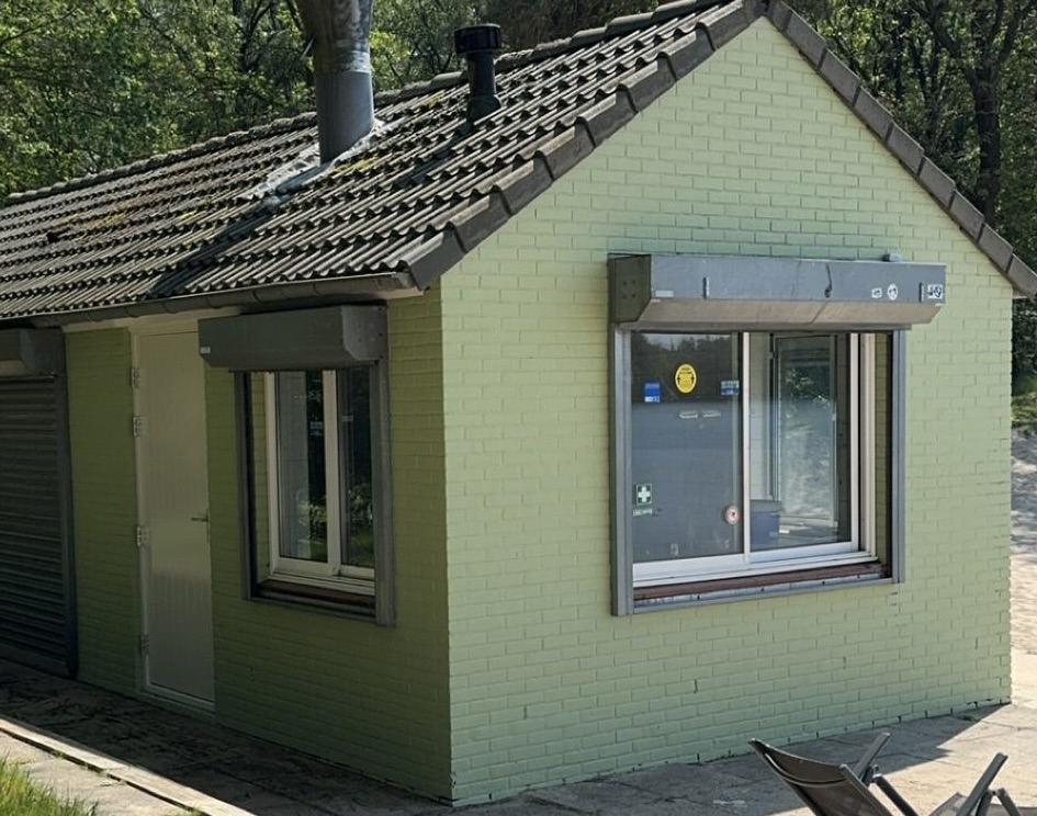 Opgefrist groen geschilderd bijgebouw