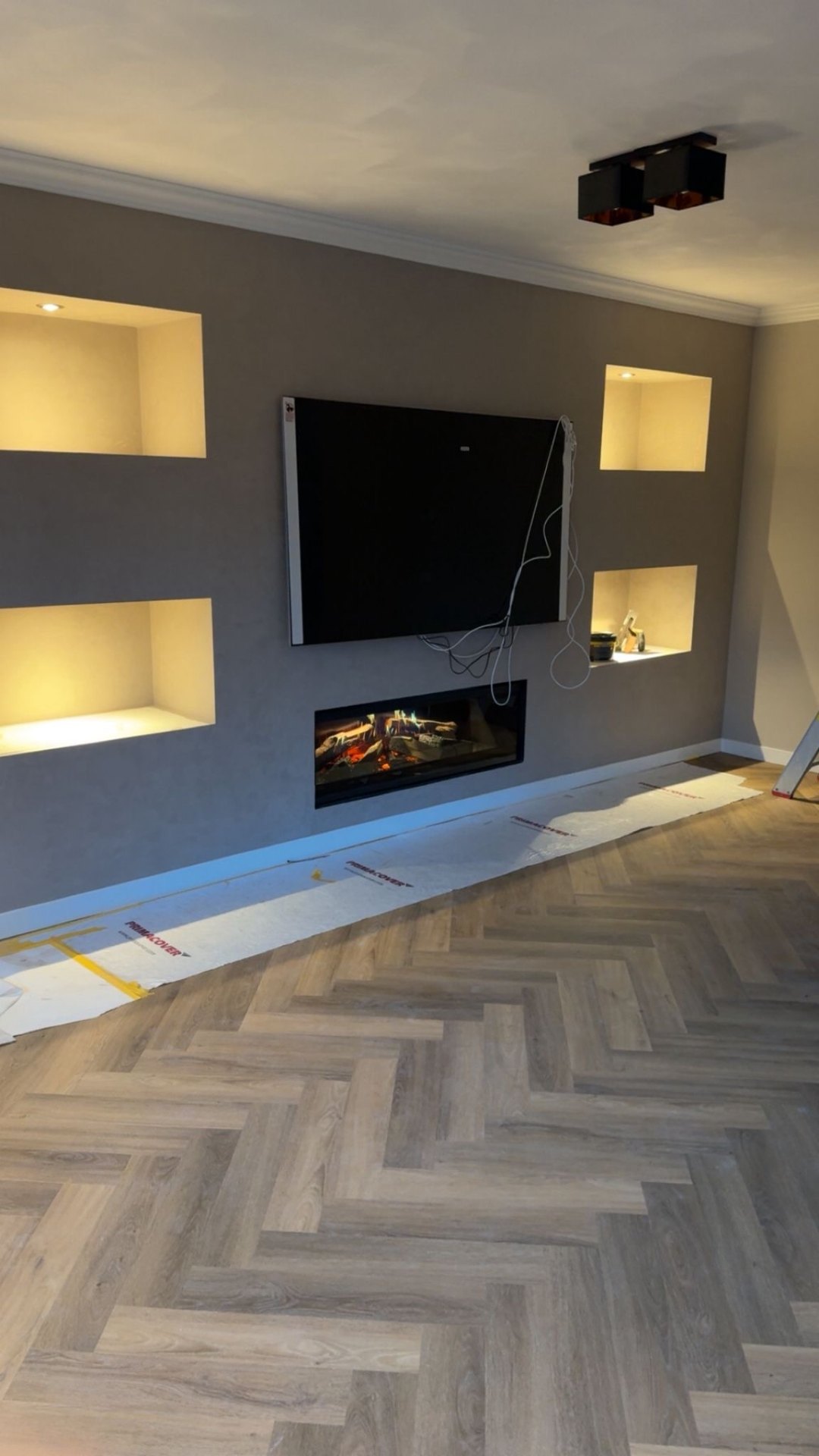 Binnen schilderwerk in moderne woonkamer met haard