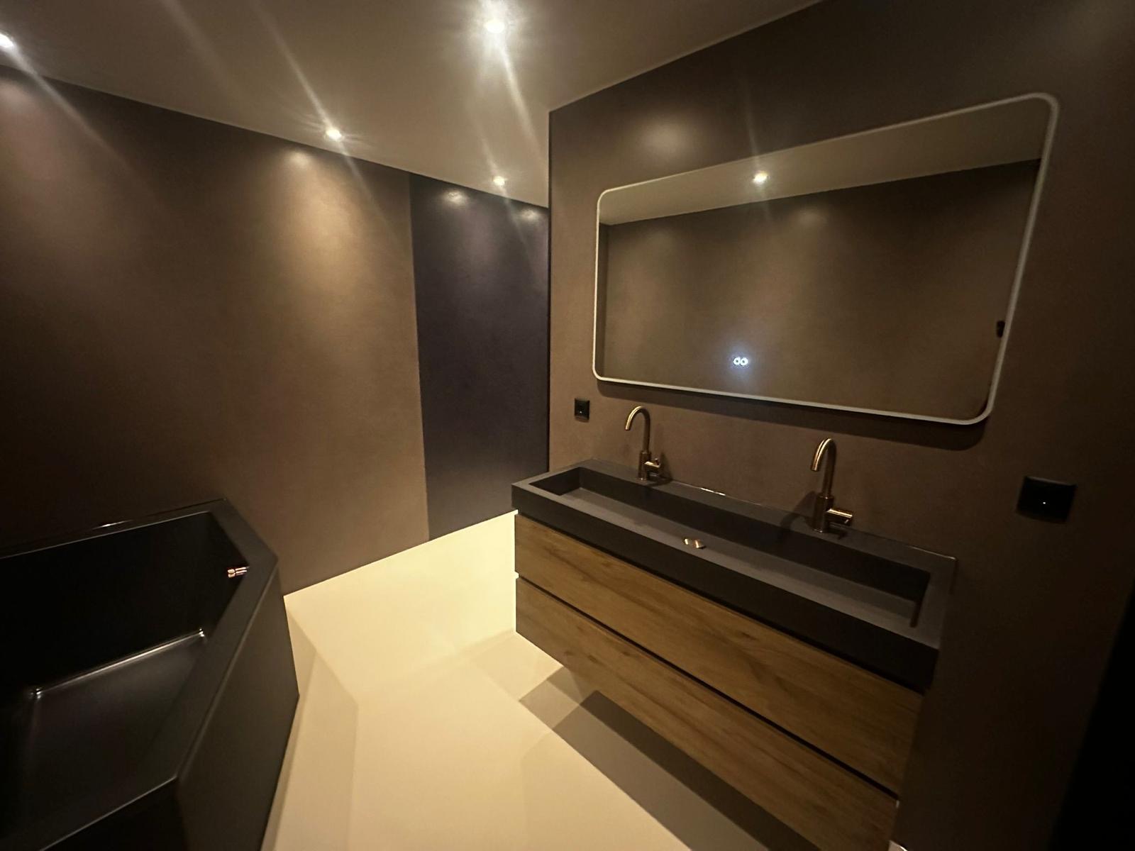Strak afgewerkte badkamer met luxe wandafwerking
