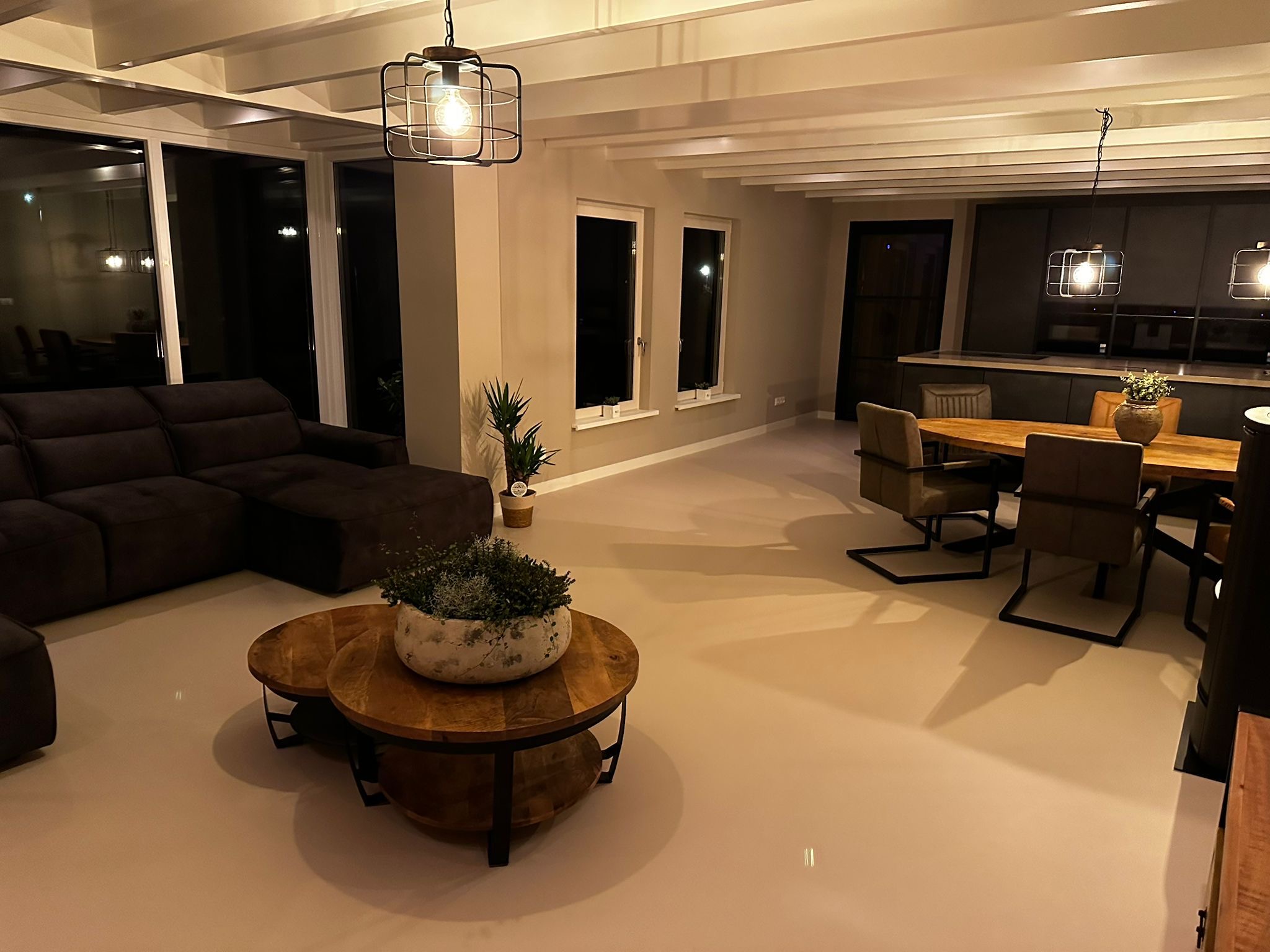 Sfeervolle woonkamer na renovatie met warme wanden